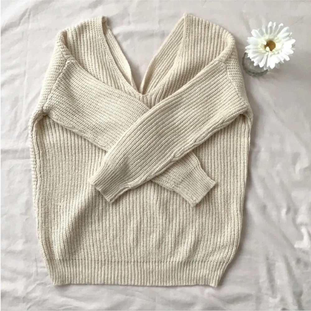 NWOT Crisscross/V neck reversible sweater, ivory, Size M - Picture 5 of 11
